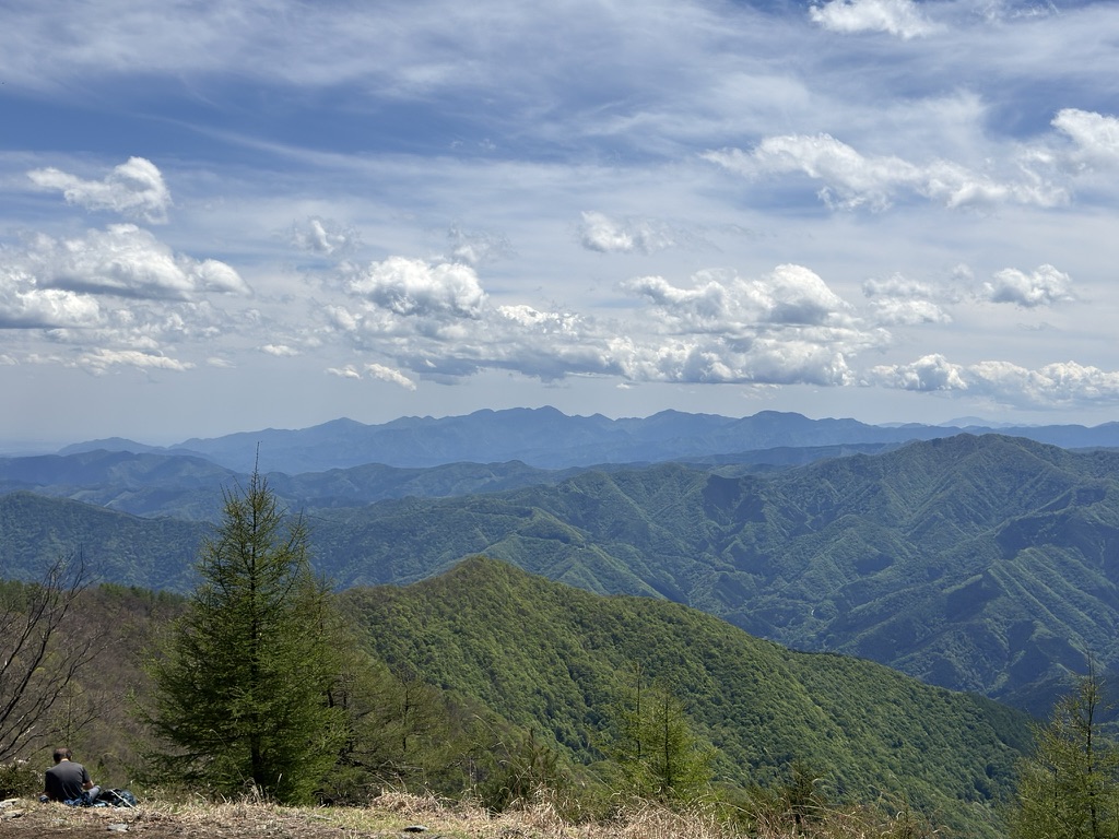 右に三頭山、真ん中は丹沢山塊(鷹ノ巣山から撮影)