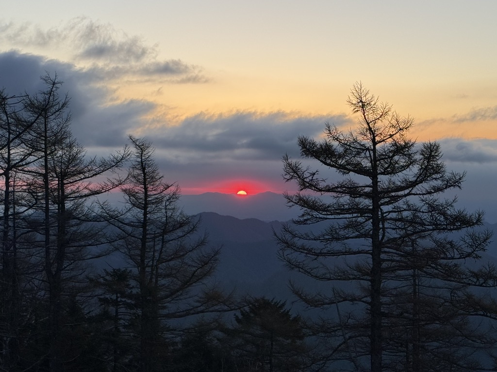 雲間から昇る真っ赤な太陽(雲取山山頂で撮影)