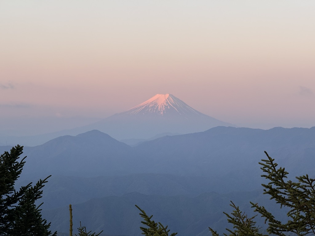 薄紅色に染まる富士山