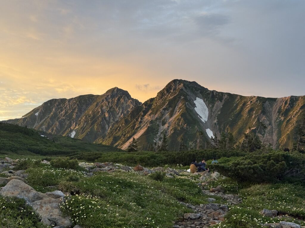 夕日に染まる針ノ木岳・スバリ岳　