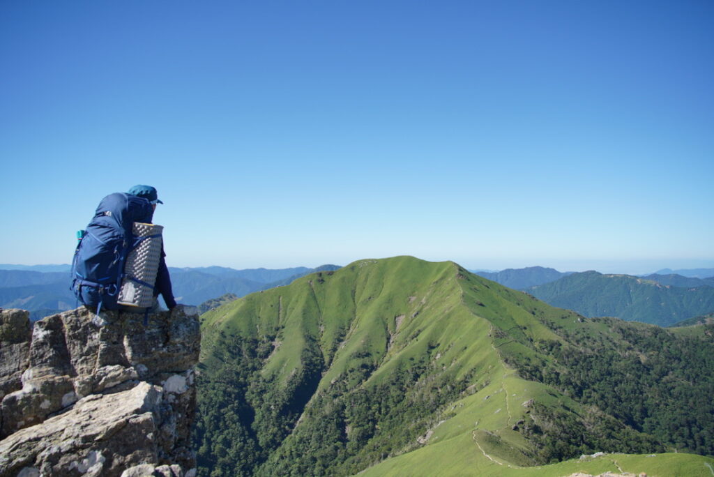 剣山〜三嶺のテント泊 次郎笈の美しい稜線