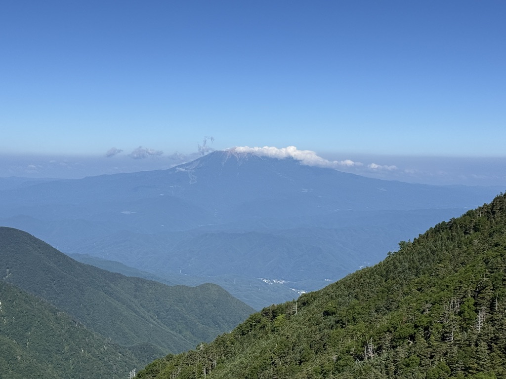 将棊頭山から見た、雲をまとう御嶽山