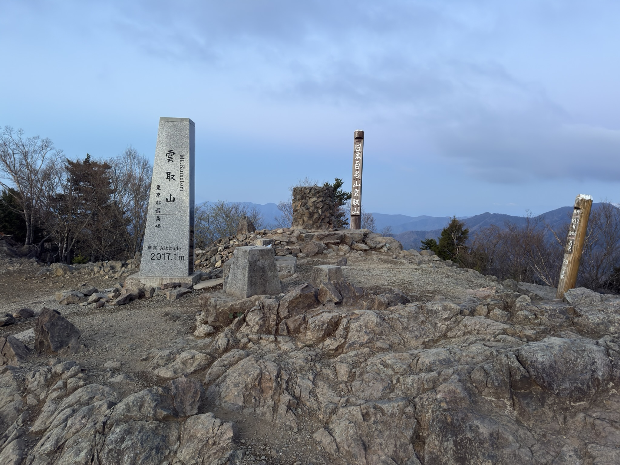 山頂にはご来光を待つ人が5組ほど