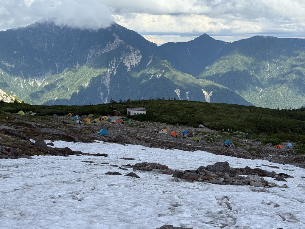 五色ヶ原山荘から15分ほど歩くとテント場 7月は残雪があることも