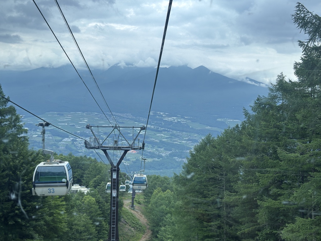 帰りのゴンドラから八ヶ岳が少し見えました　右に編笠山