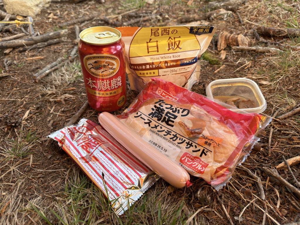 担いできたビール 夕食はアルファ米のパッケージに入れたカレーメシやパン、ソーセージ