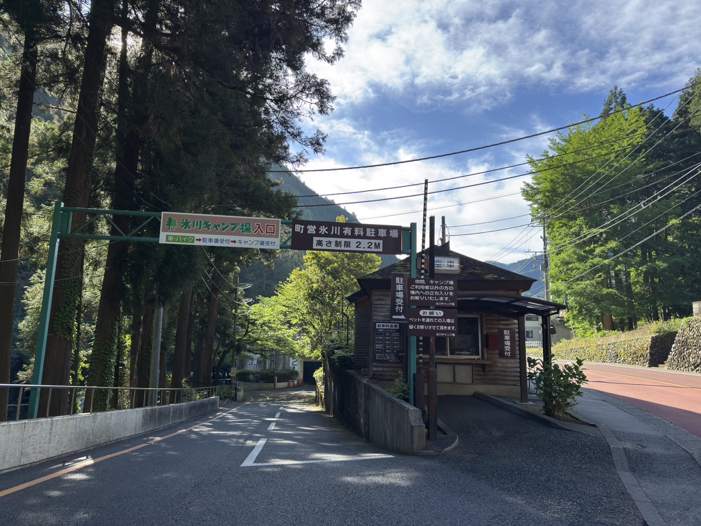 町営氷川駐車場 建物の奥にトイレあり