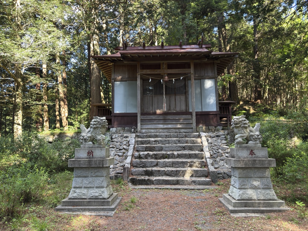 まずは羽黒三田神社で安全登山をお祈り