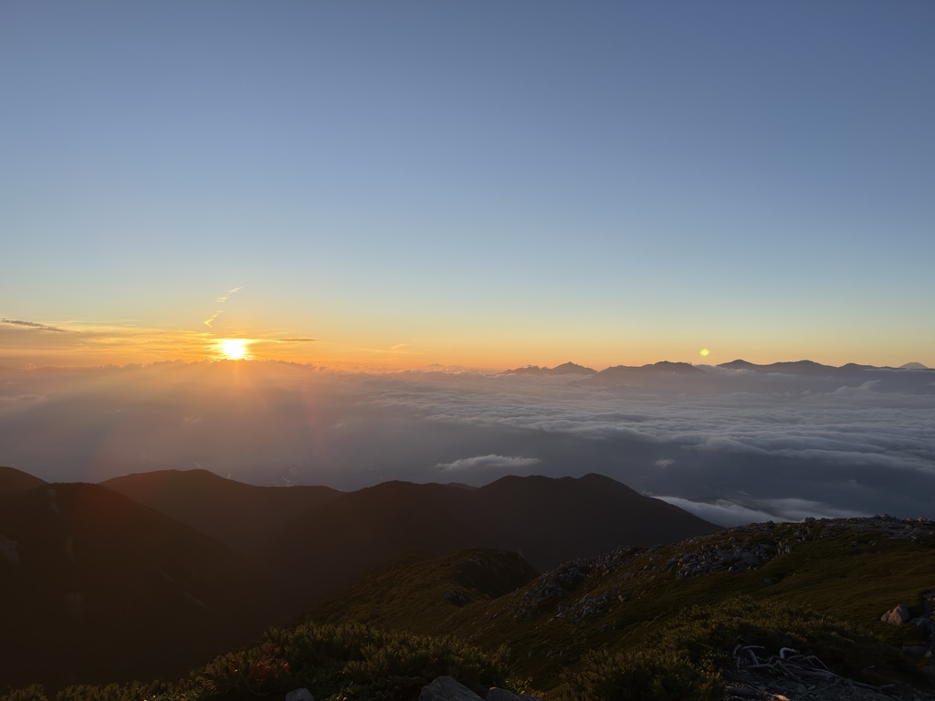 伊那前岳から見た東の空のご来光。右手に南アルプスの稜線
