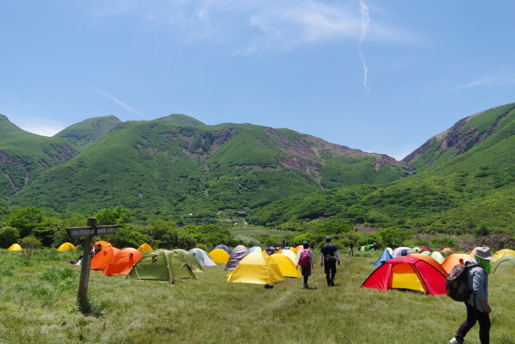 色とりどりのテントが並ぶ、坊がつる