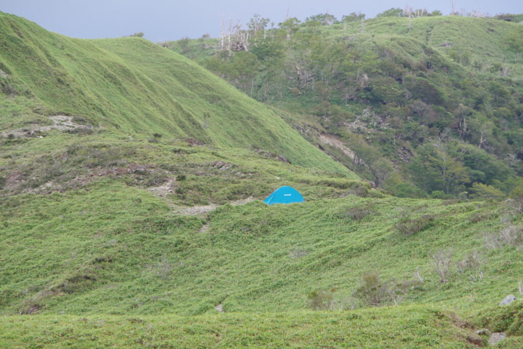 四国の名山・三嶺 お亀岩 建てたテントがポツン。。(三嶺で撮影)