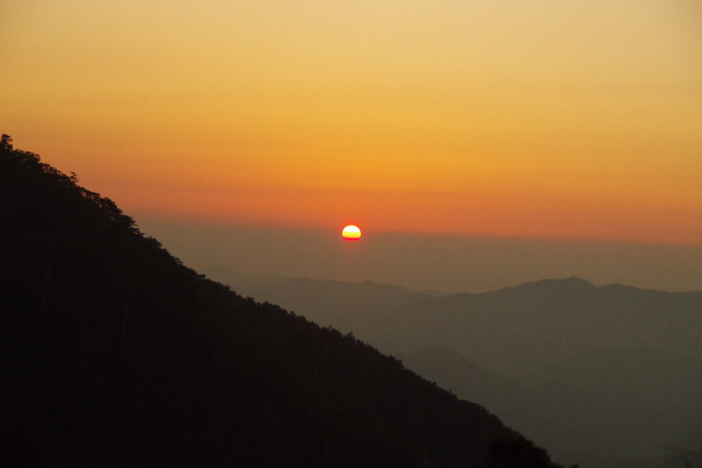 陽が沈むのをずーっと眺める テント泊の贅沢(三嶺で撮影)