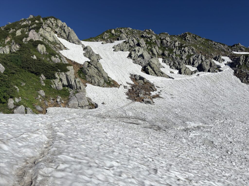 鬼岳のトラバース道。7月末でも残雪が多く、慎重に通過しました❄️