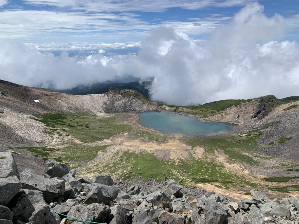 乗鞍の最高峰・剣ヶ峰から見下ろす権現池　