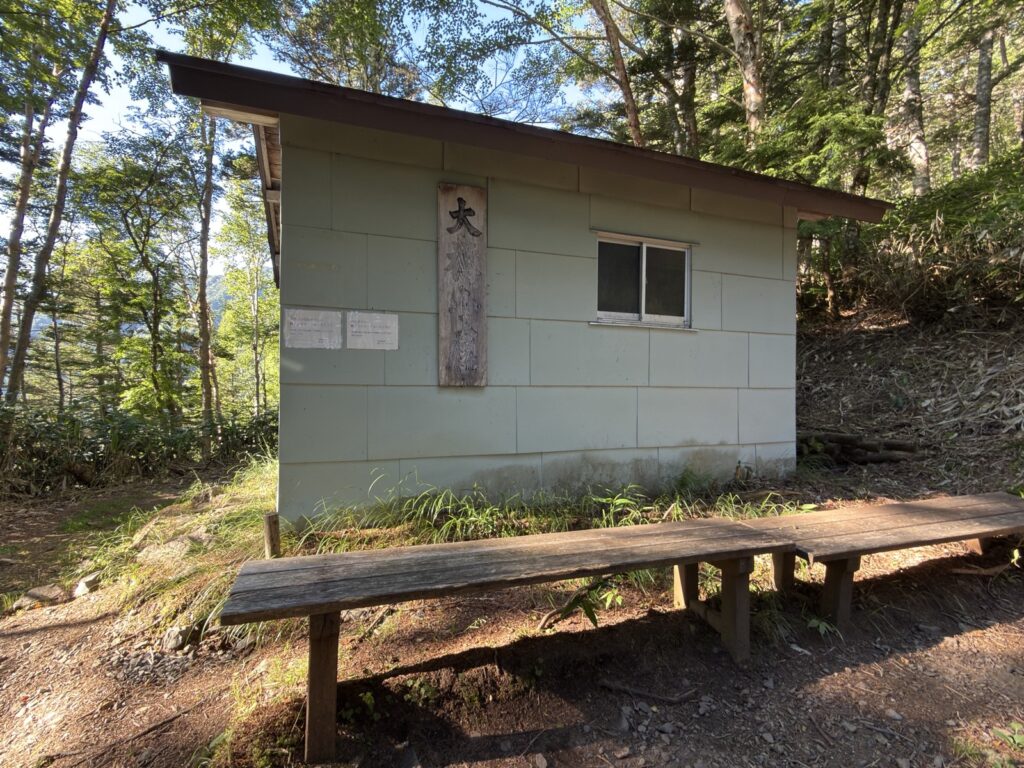 大樽避難小屋 ベンチがあり休憩適所
