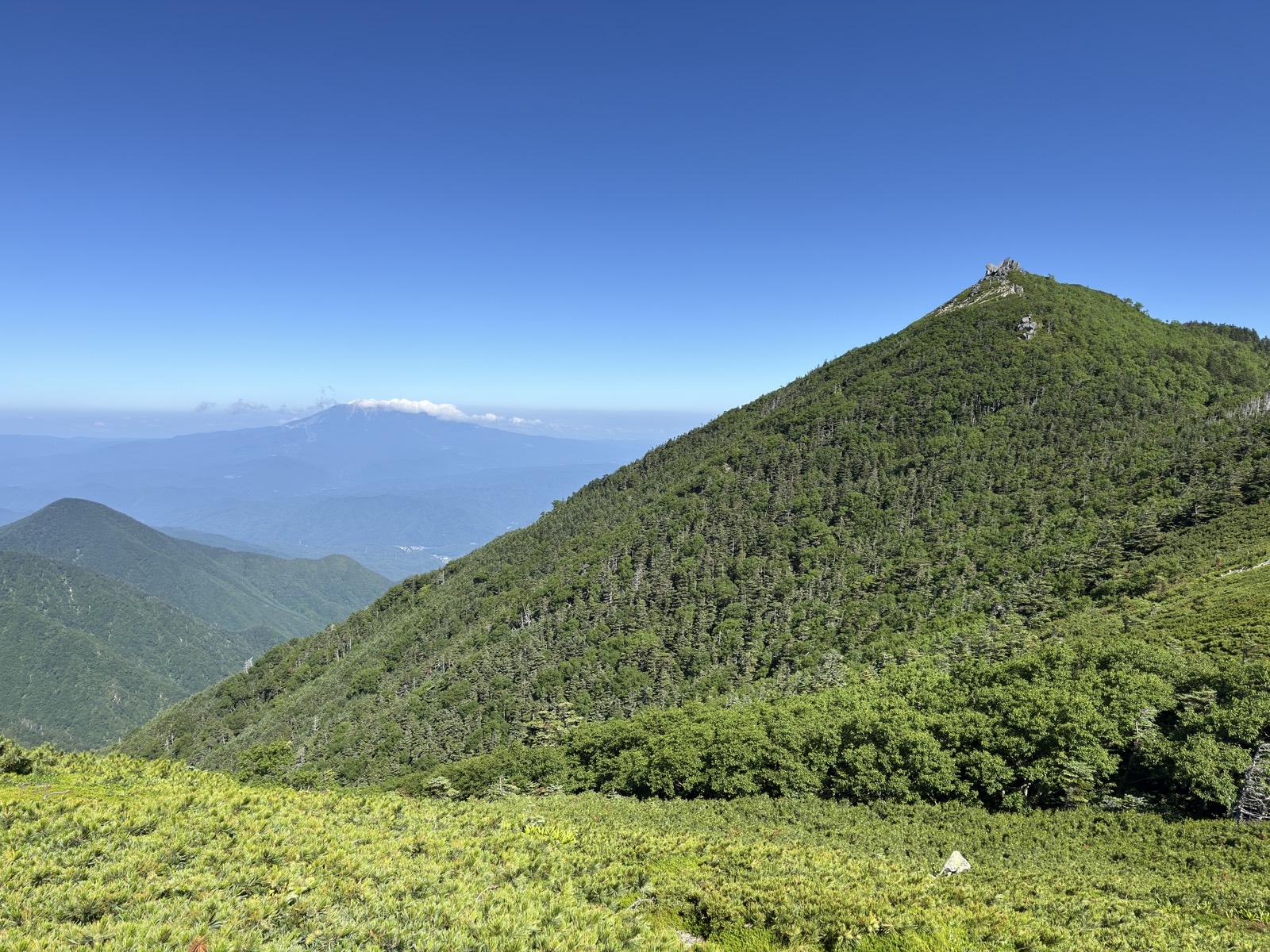 行者岩の岩峰と、雲をまとった御嶽山