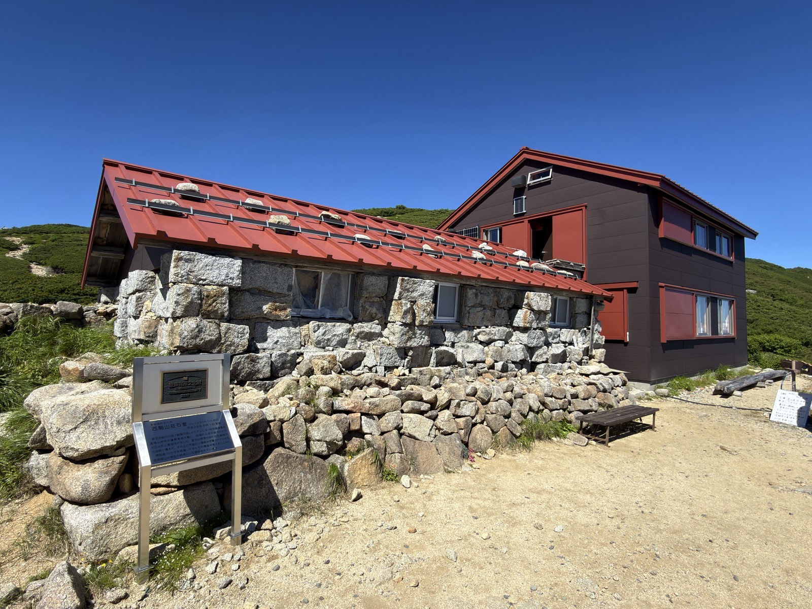 西駒山荘の石室。花崗岩を6段に積み上げた壁と赤い屋根