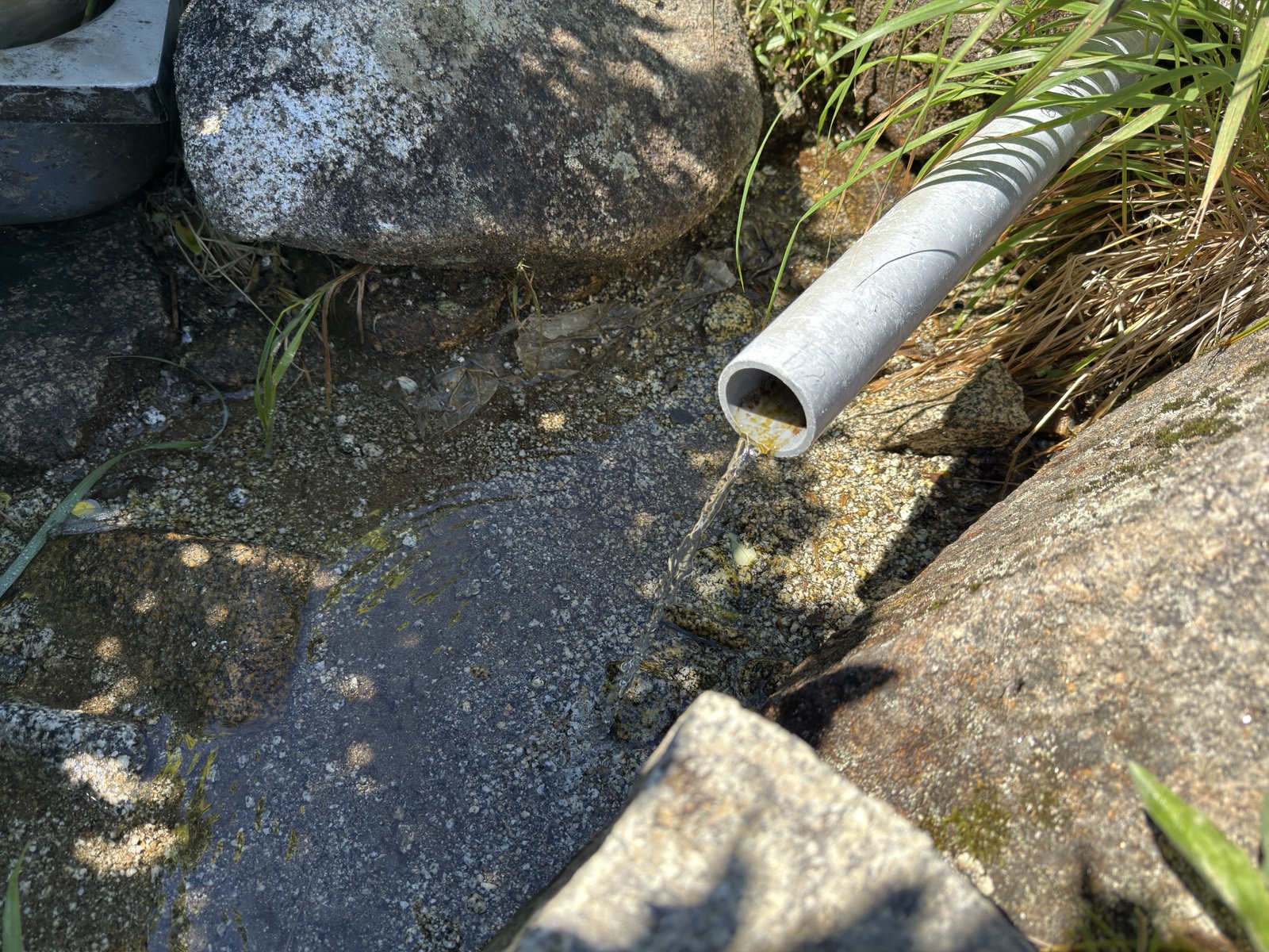 天命水のパイプから流れ出る水