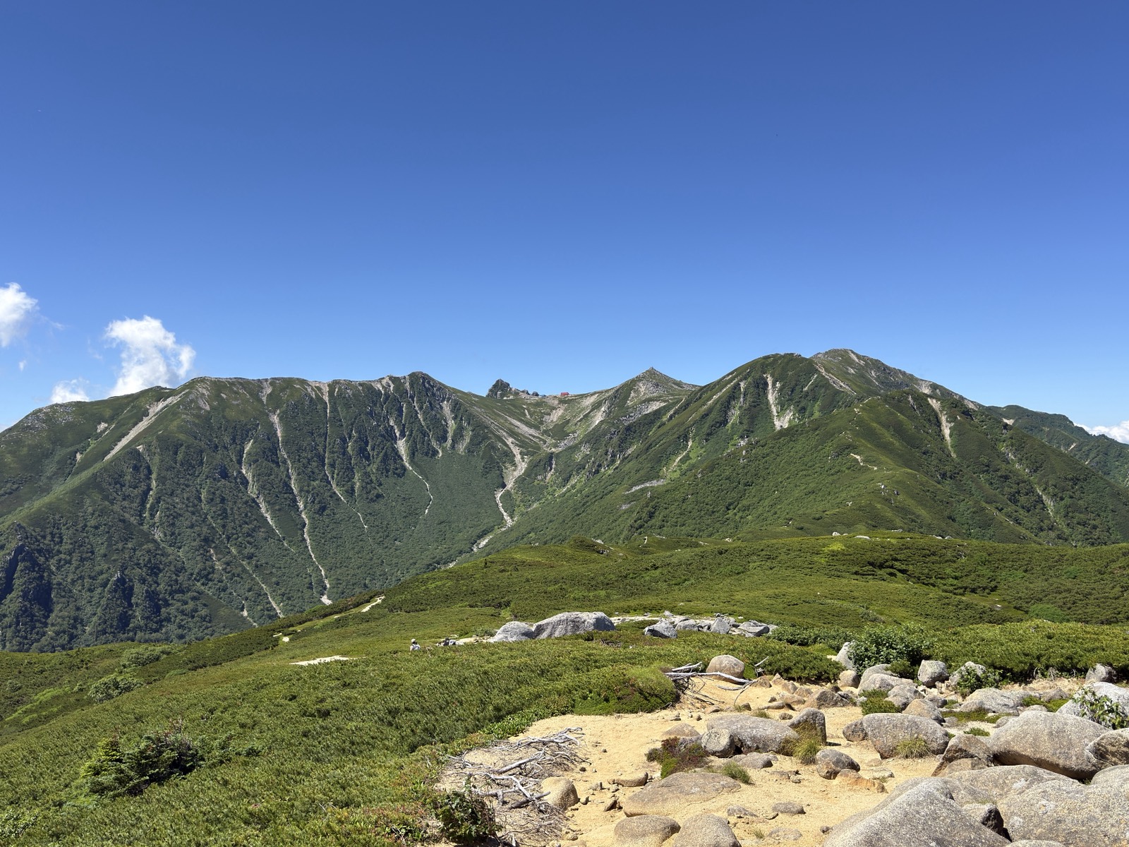 木曽駒ヶ岳から宝剣岳へ続く稜線。稜線上に天狗荘の赤い屋根