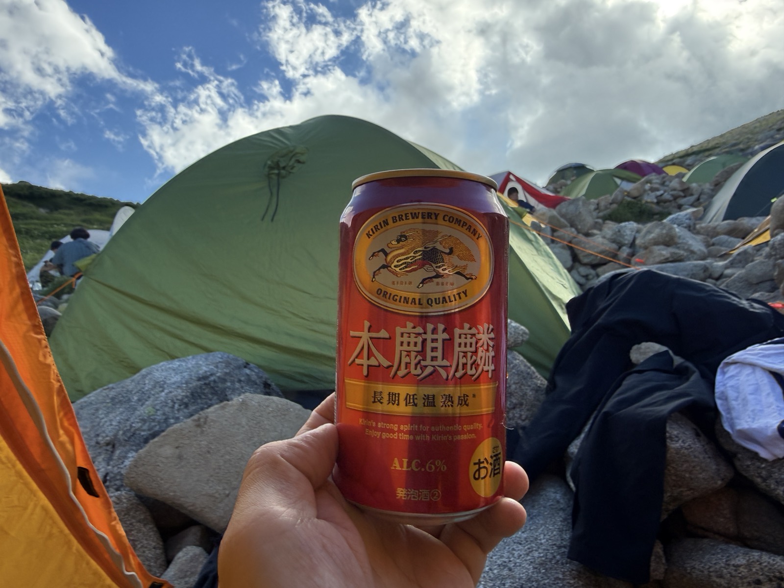 テント場で缶ビールを手にした夕方のひととき
