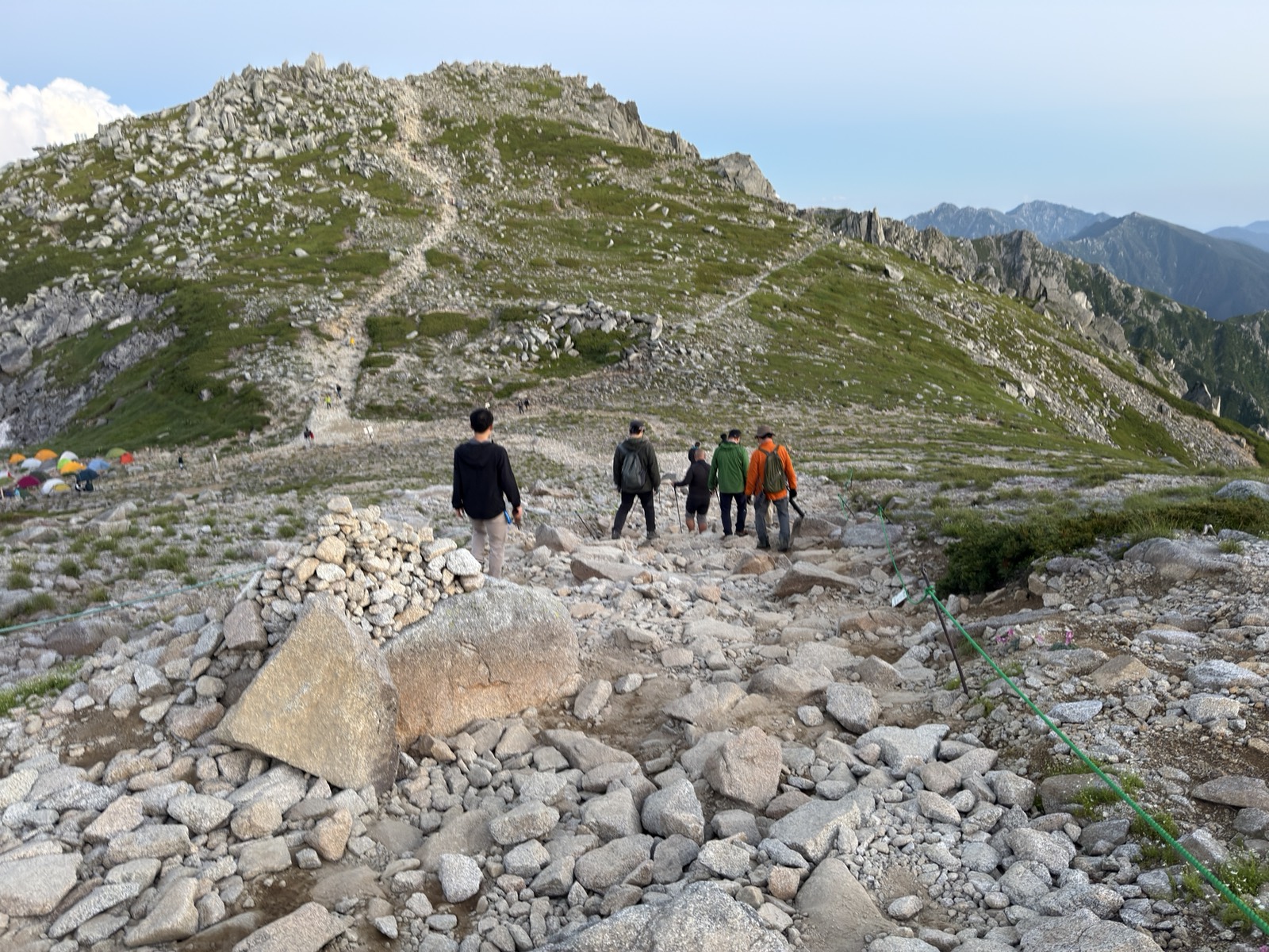 暗くなった道をテント場へ戻っていく登山者たち