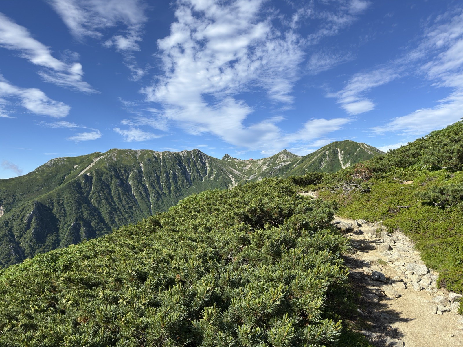 石を組んで整備された登山道と、木曽駒ヶ岳から宝剣岳の稜線