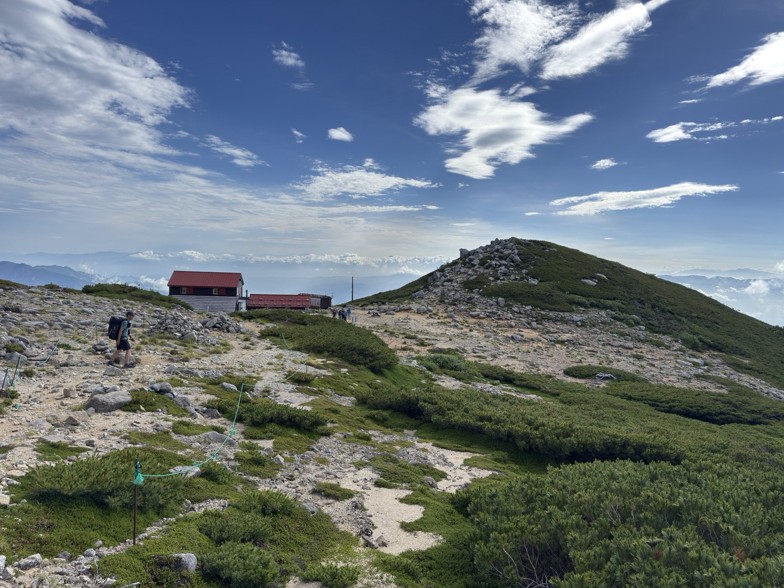 2日目の朝の西駒山荘。石室と新館、奥に将棊頭山
