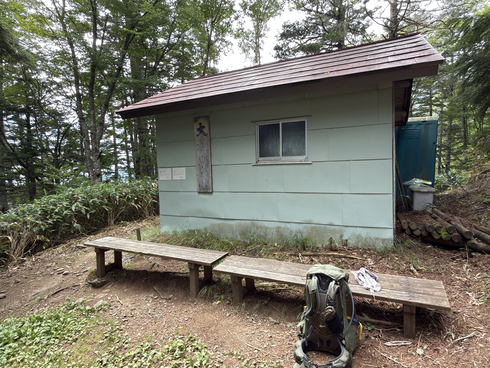 2日目の大樽避難小屋。ベンチと積まれた木材