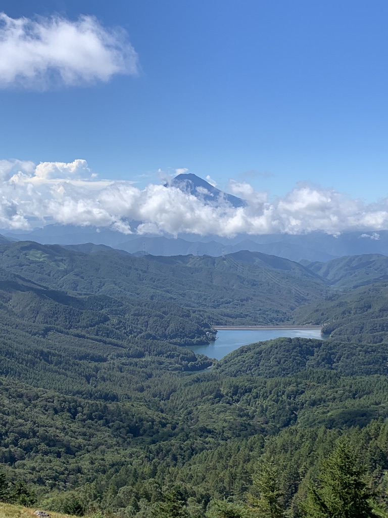 稜線から富士山と大菩薩湖