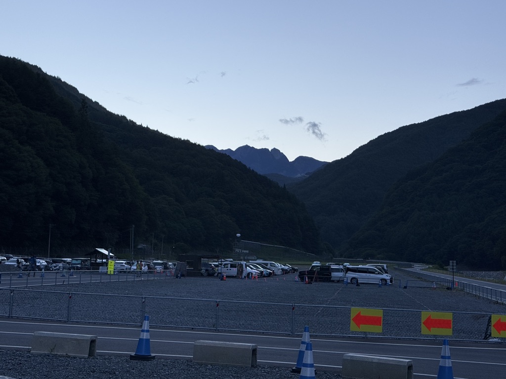 谷の奥にギザギザの鋸岳