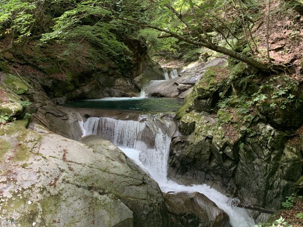 段になって落ちる流れ
