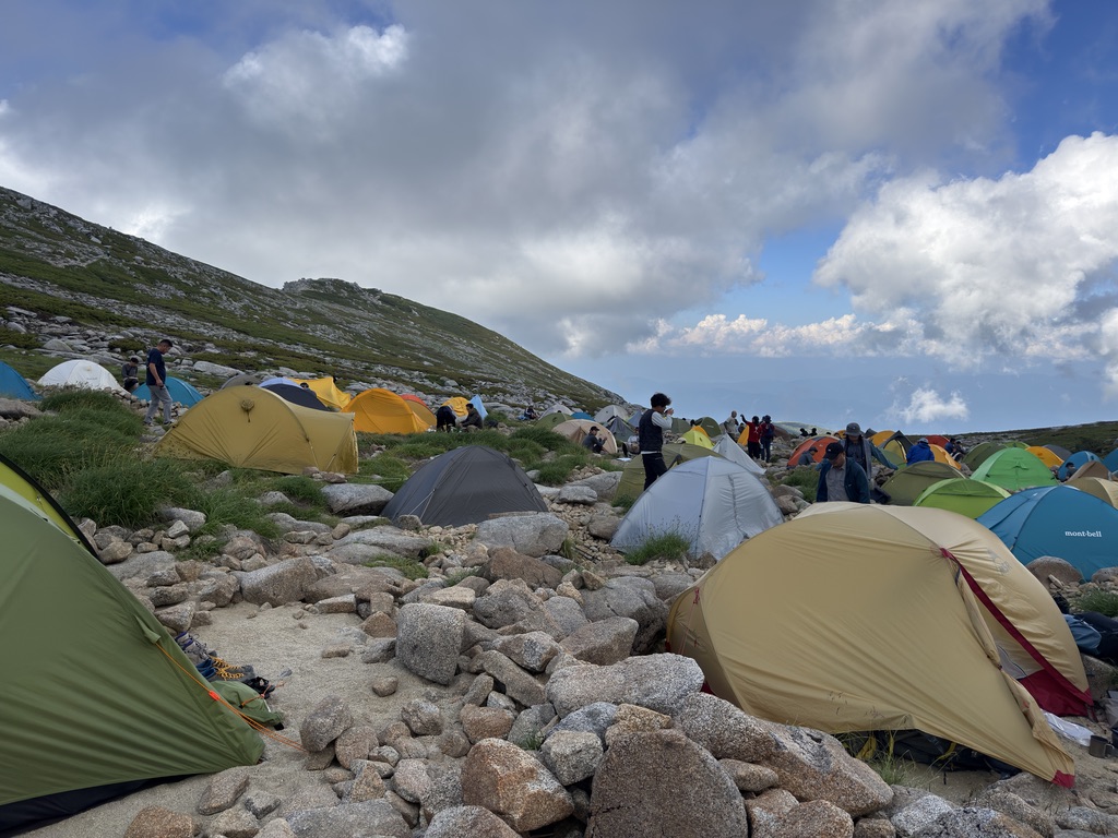 木曽駒ヶ岳・頂上山荘 夕方4時 だいぶ混み合ってます