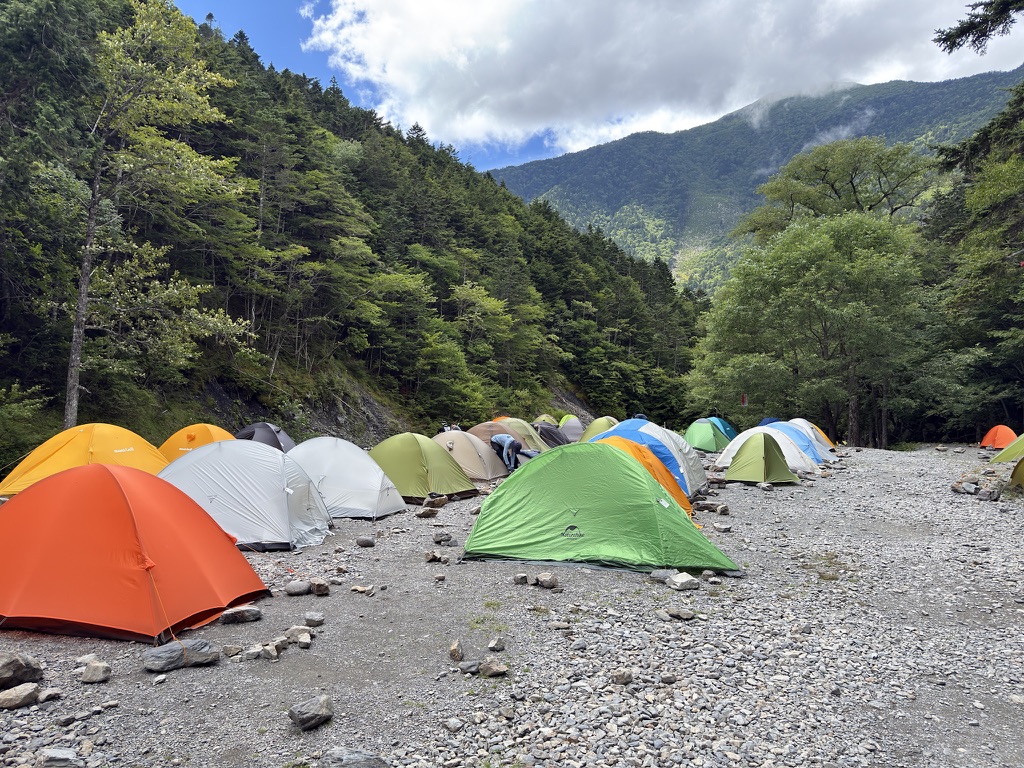 8月16日。河原にテントが並びます