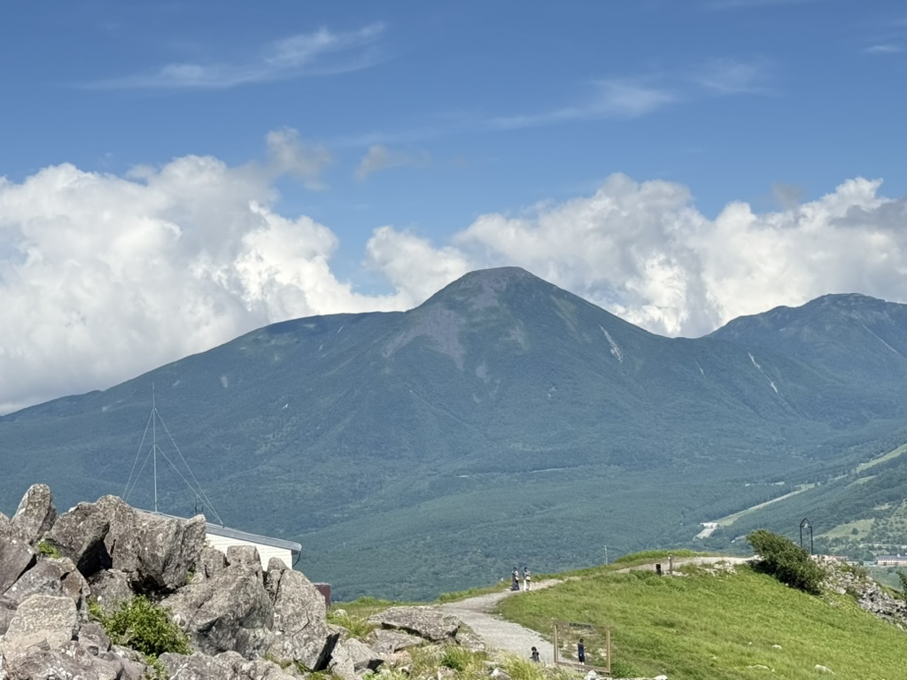 草原の先に蓼科山