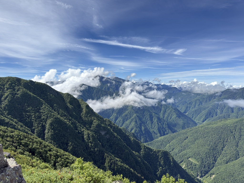 雲がかかった北岳