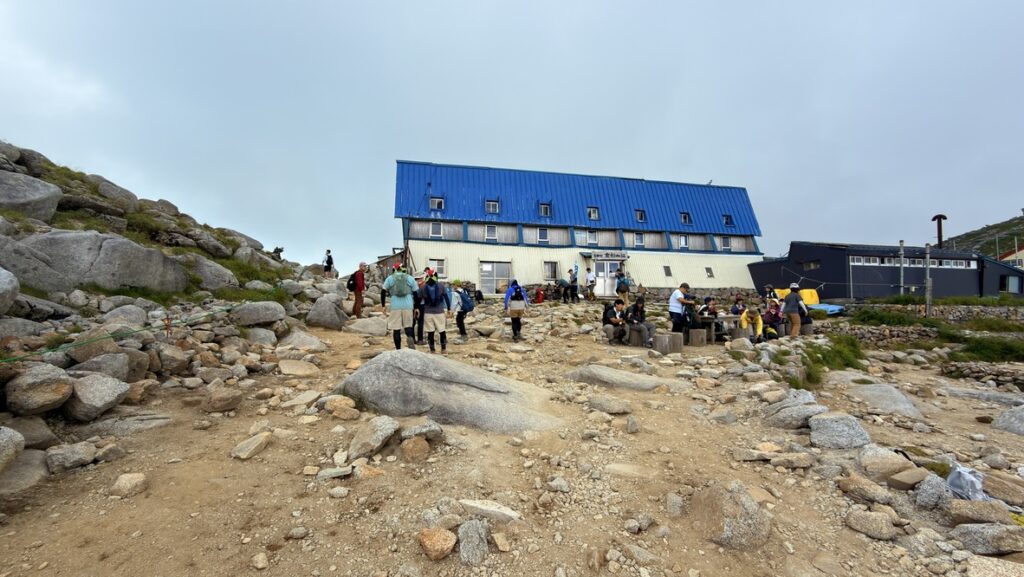 登山者でにぎわう宝剣山荘の前