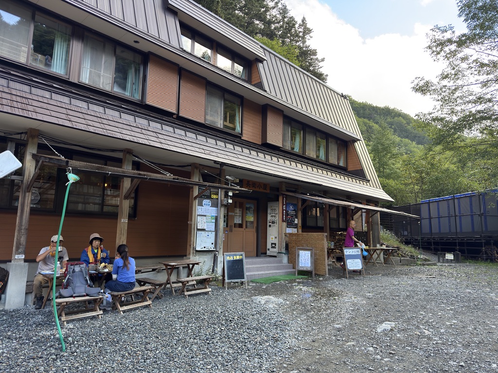 長衛小屋の正面。「テント場受付」はここです