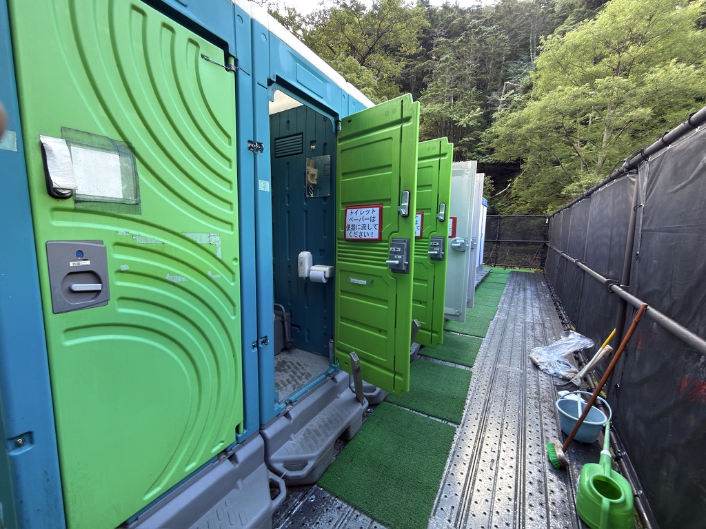 長衛小屋の仮設トイレ（2026年8月撮影）
