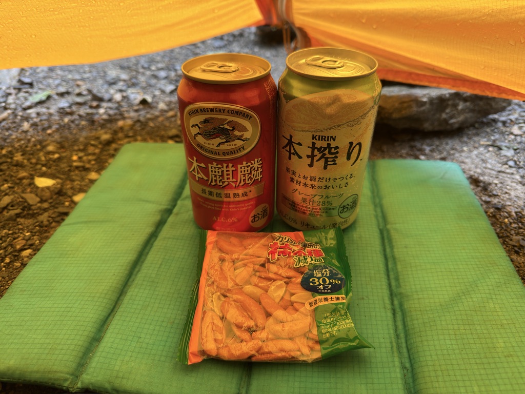 テントの前室に並べた本麒麟、本搾りグレープフルーツ、柿の種