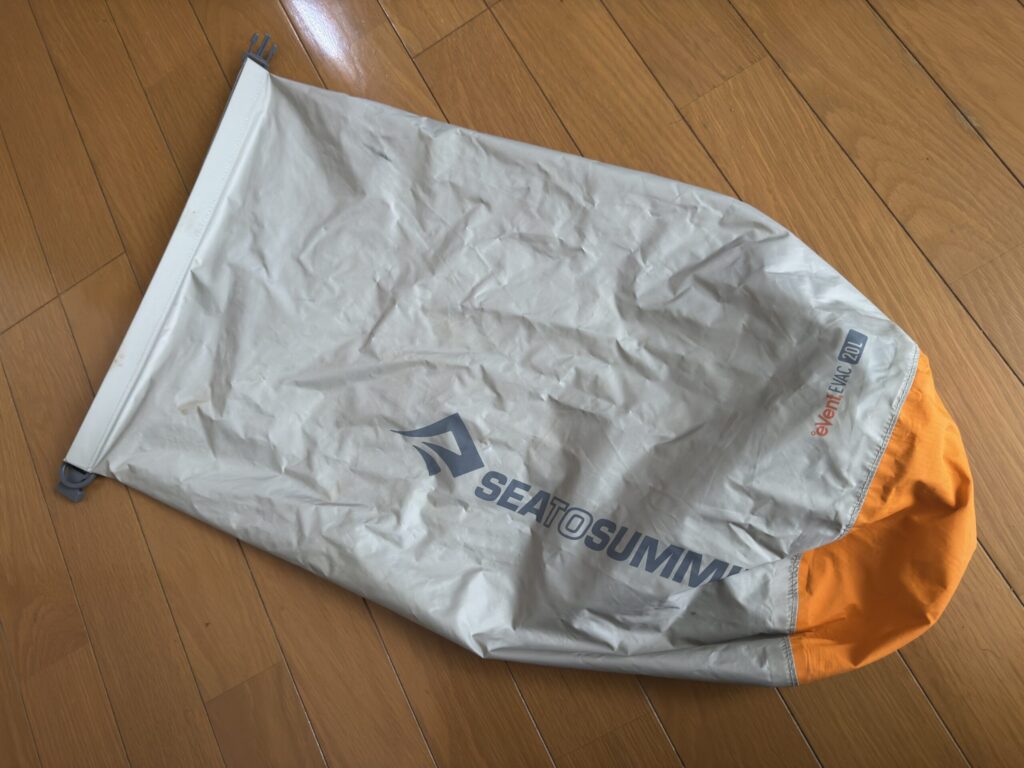 シートゥーサミットの20L防水スタッフサック