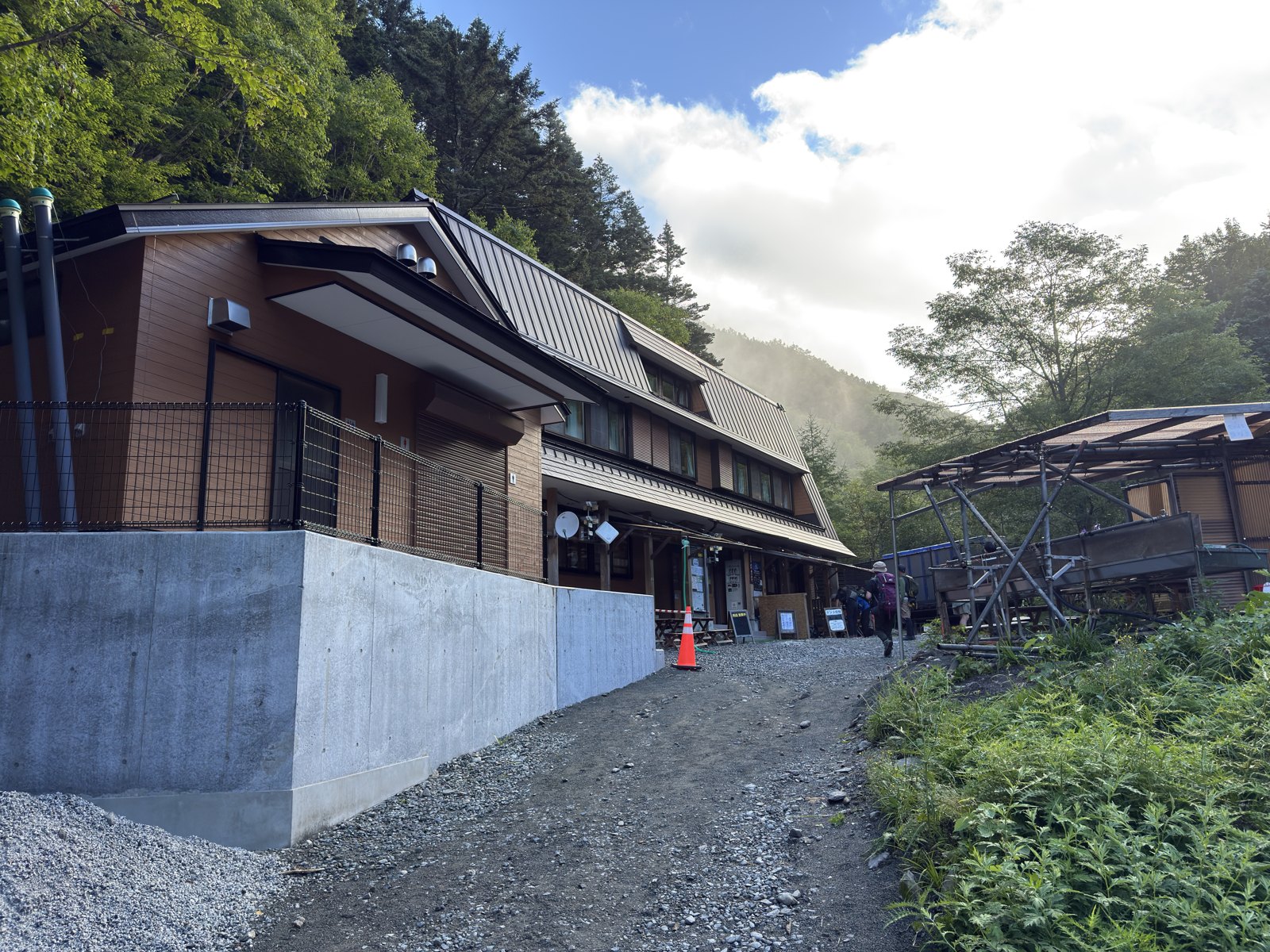 木造の大きな建物。右手が水場と休憩所の屋根