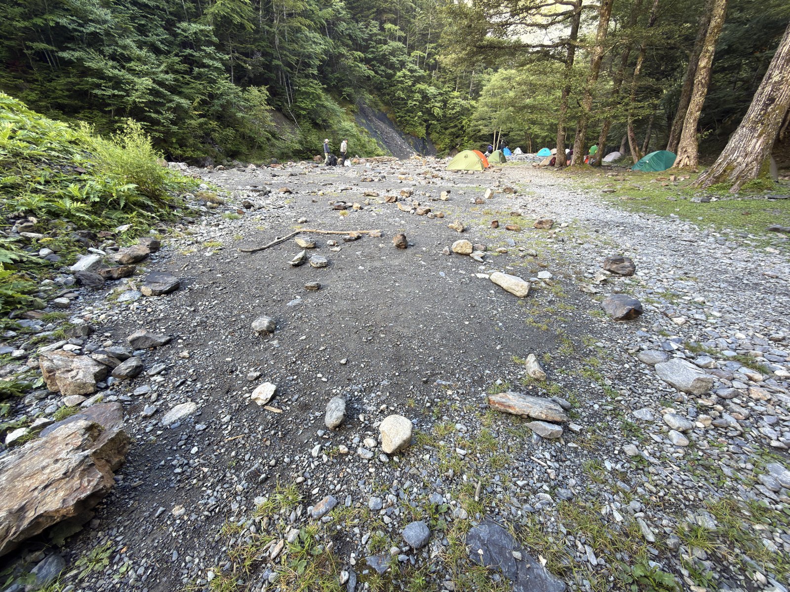 地面は河原の砂利。ところどころに大きな石が転がっています