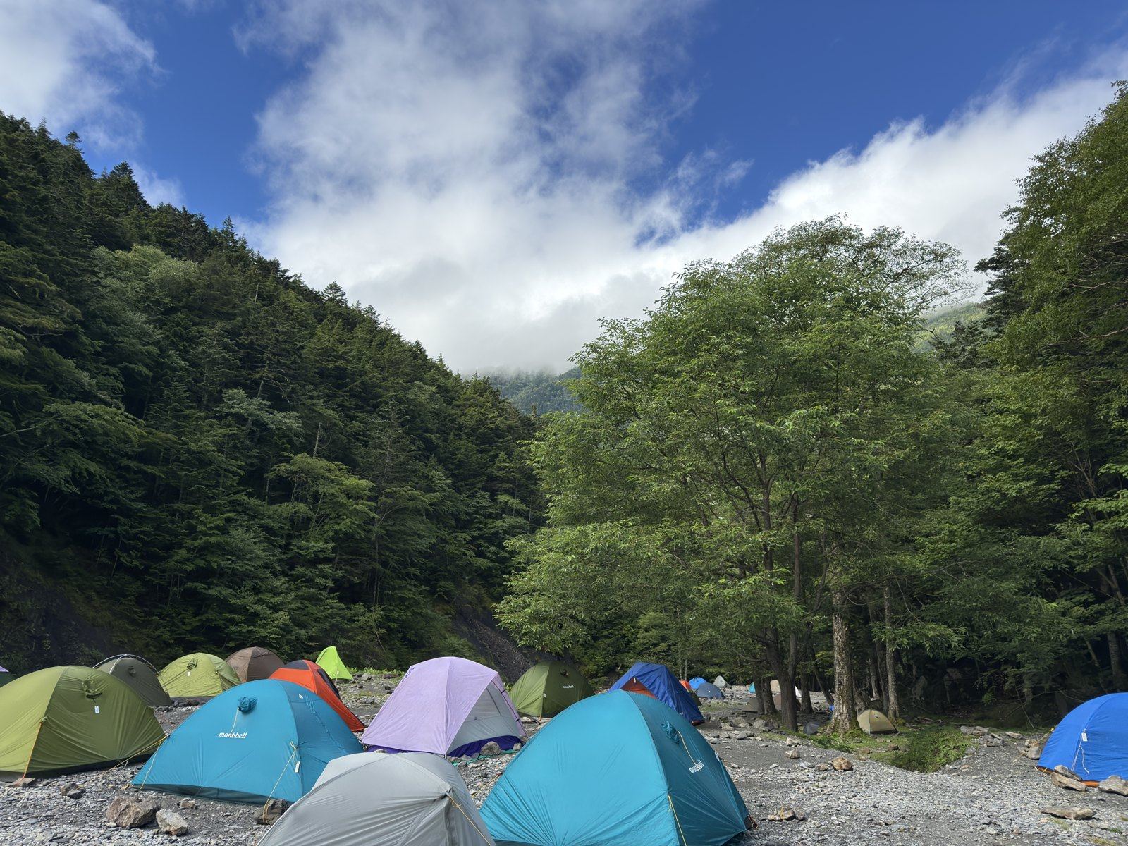 色とりどりのテントが河原に並びます