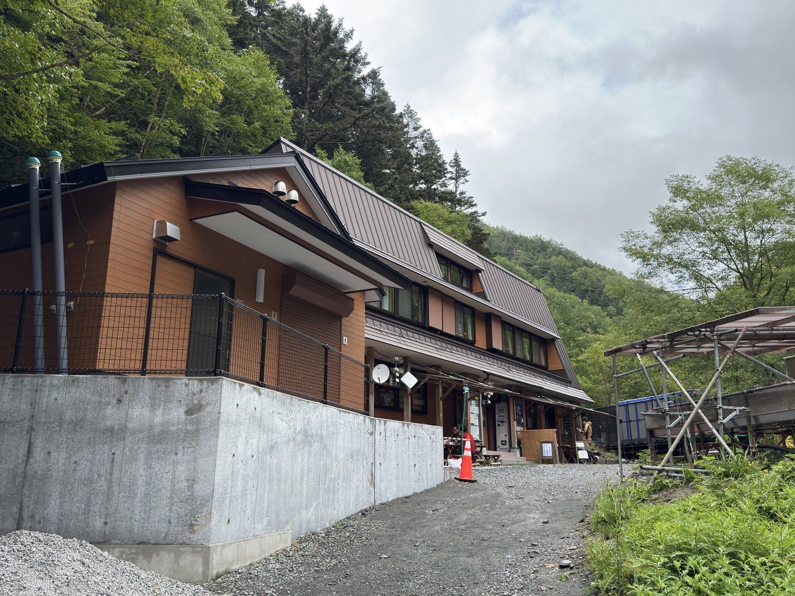 小屋の右手に足場。トイレの改築工事中でした