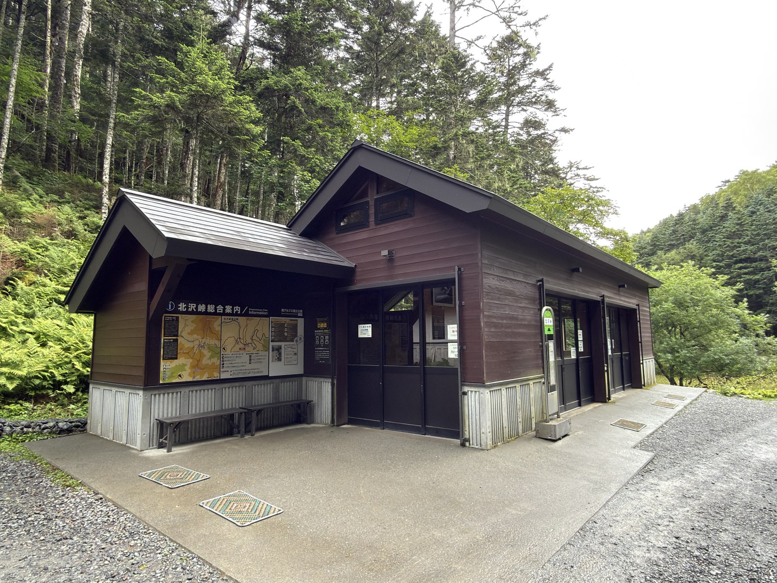 北沢峠のバス停　戸台パーク行きの待機所です