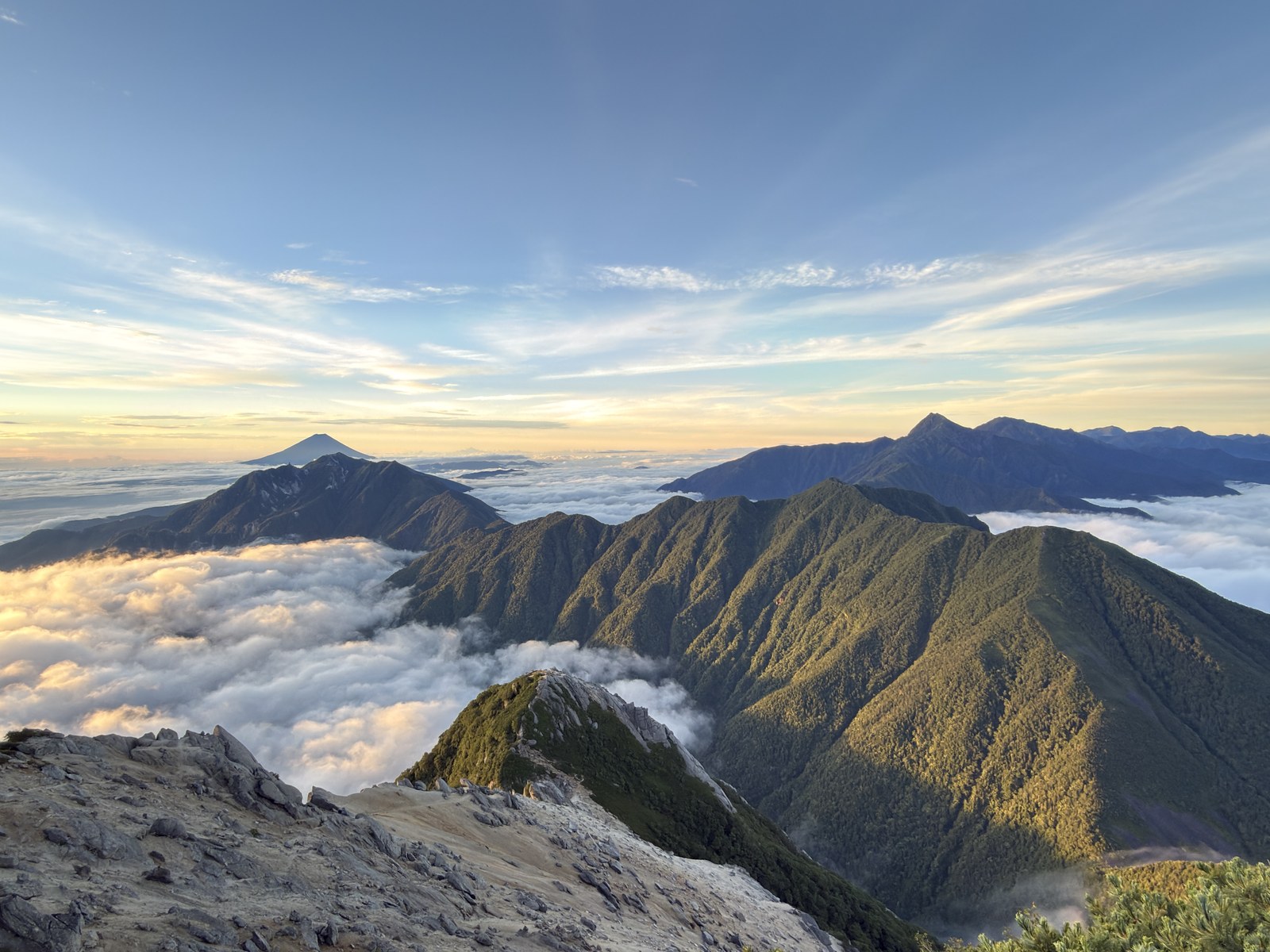 山頂からのパノラマ。富士山・鳳凰三山・北岳