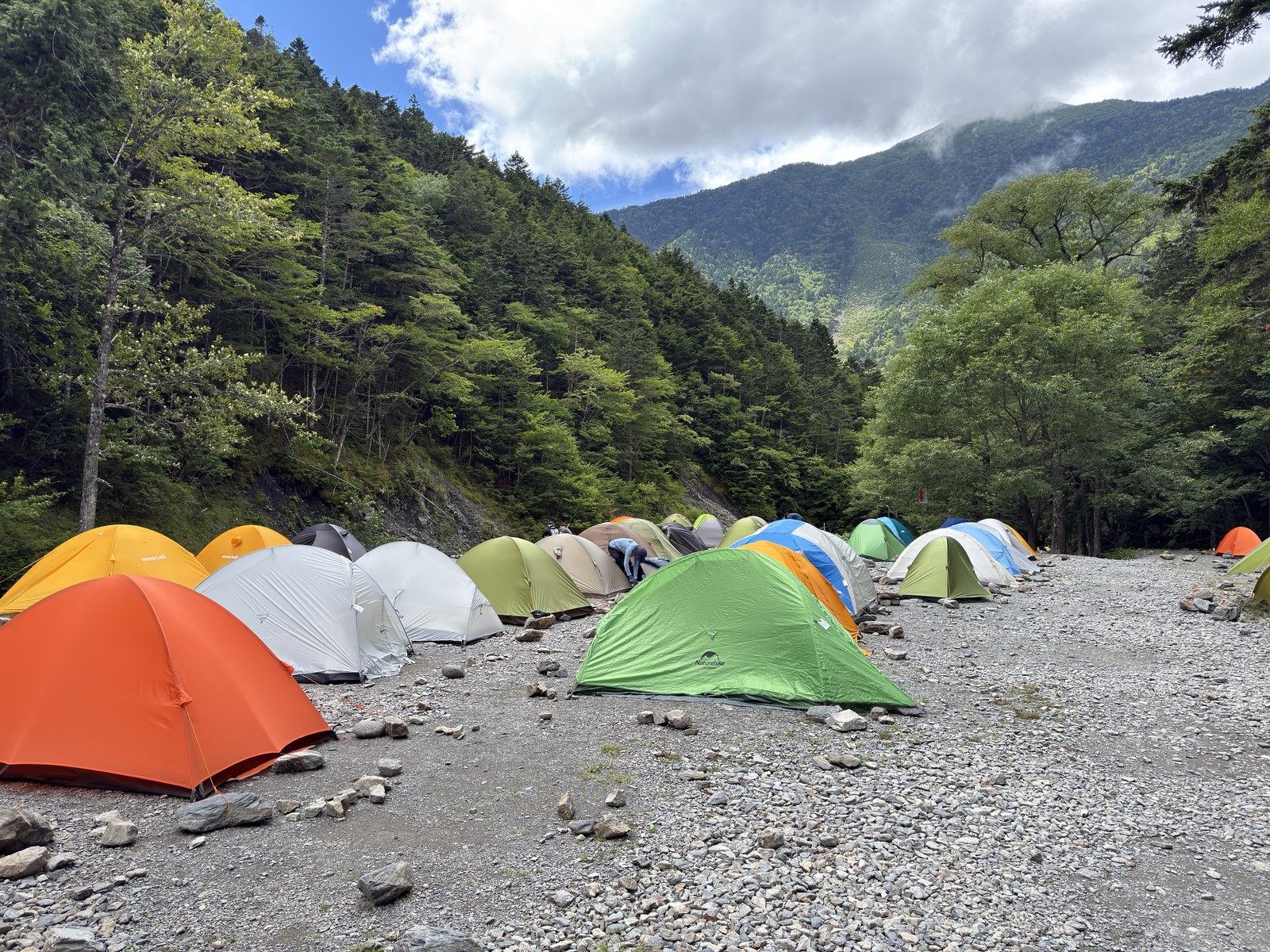 晴れた日のテント場。ずらりと並ぶテント