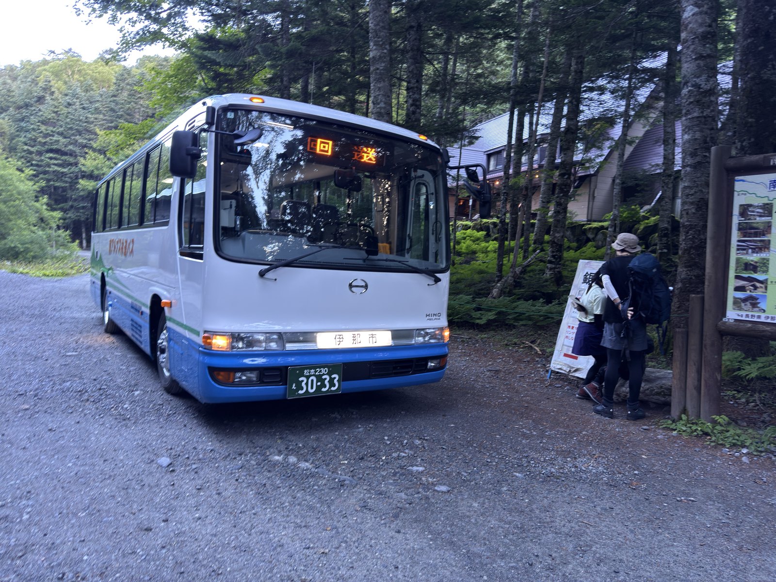 北沢峠に停まる南アルプス林道バス