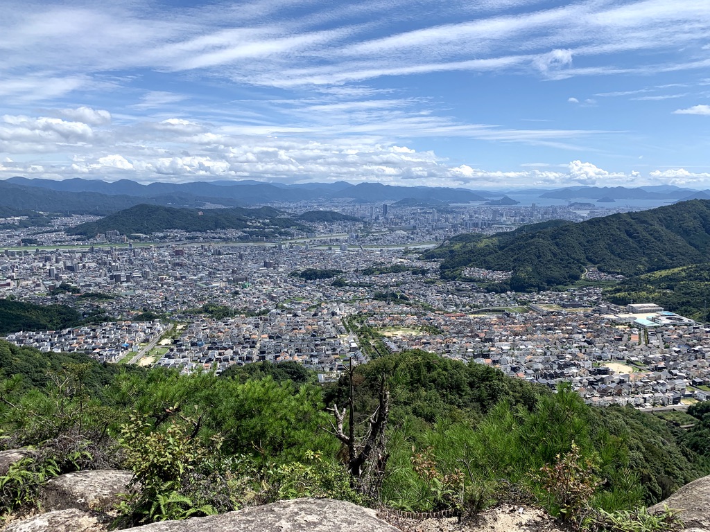 武田山から見た広島の街。9月4日の山は、まだ緑でした