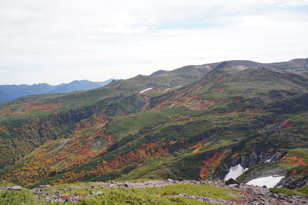 9月14日の黒岳山頂から。谷に雪を残したまま、斜面はもう紅葉していました